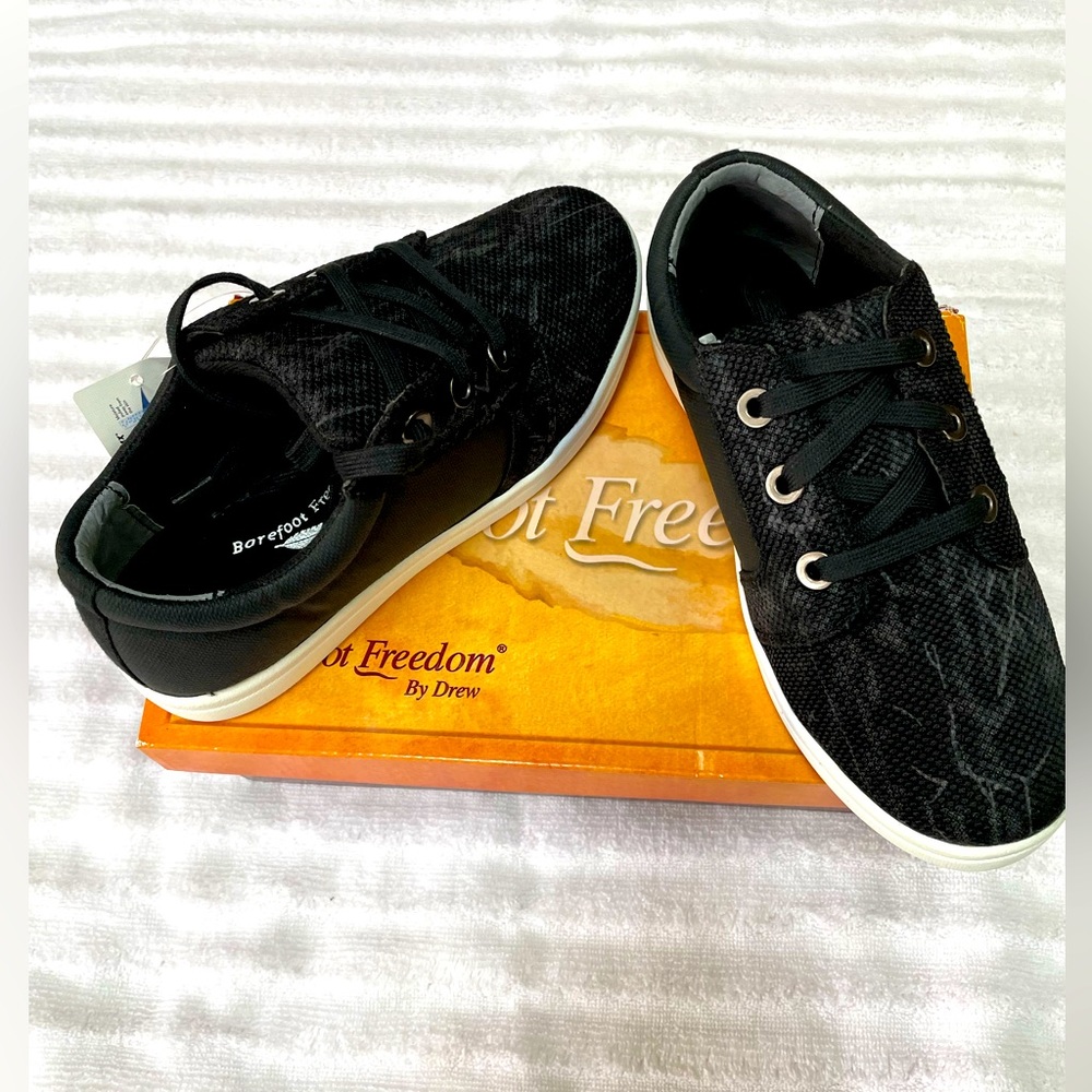Barefoot Freedom by Drew tennis shoes, size 5.5 W
